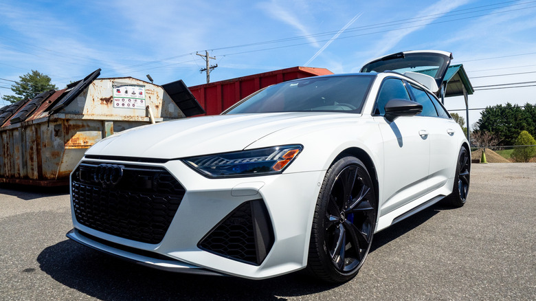 2026 Audi RS 6 Avant 후면 해치가 열린 전면 왼쪽 3/4 뷰