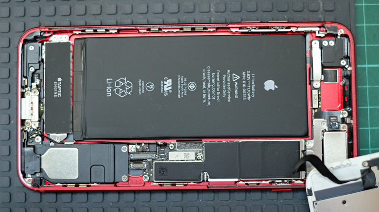 내부와 배터리를 보여주는 iPhone 분해