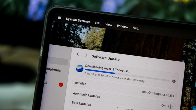 macOS Tahoe로 업데이트 중인 Mac 컴퓨터