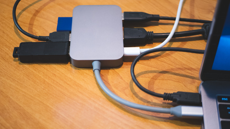USB 허브를 통해 노트북에 연결된 주변 장치