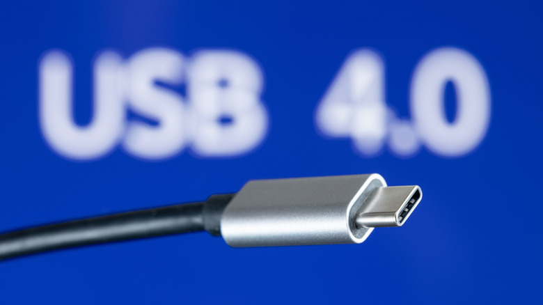 USB 4.0 텍스트가 있는 파란색 배경의 USB4 플러그 케이블