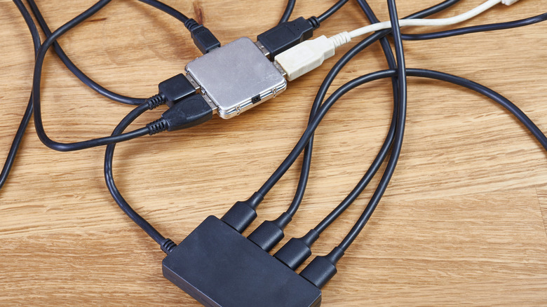 많은 케이블과 장치로 서로 연결된 USB 허브