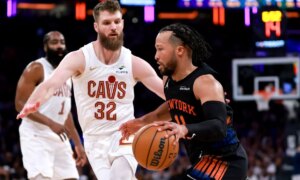 $5를 플레이하고 Knicks vs. Cavaliers Game 3의 판타지 보너스 항목으로 $50를 받으세요.