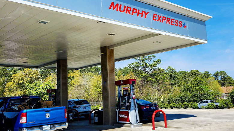 낮에 표시된 머피 익스프레스(Murphy Express) 주유소