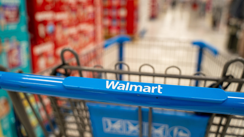 Walmart 장바구니가 통로로 밀려나고 있습니다.