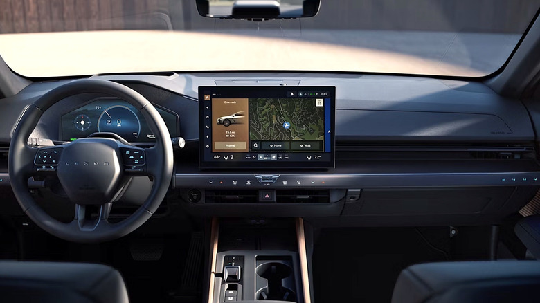 Lexus ES 인포테인먼트 화면의 내비게이션 기능을 보여주는 사진