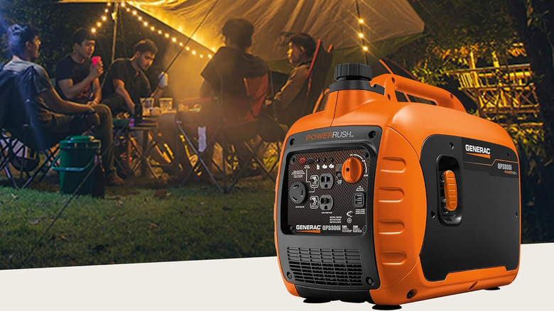 야외 캠프장에서 한 무리의 사람들 옆에 주황색으로 표시된 Generac 가스 구동 발전기