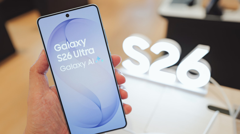 Samsung Galaxy S26+를 들고 있는 사람