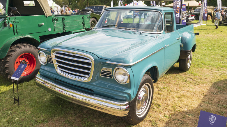 1963 Studebaker Champ 픽업 트럭의 전면 3/4 뷰