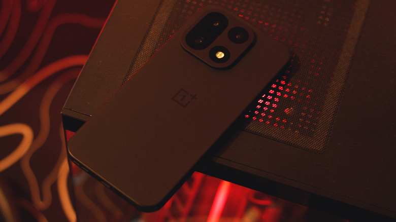 PC 캐비닛의 OnePlus 15