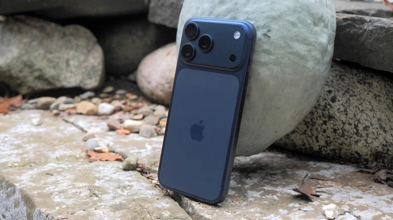 바위 위에 놓인 블루 iPhone 17 Pro Max