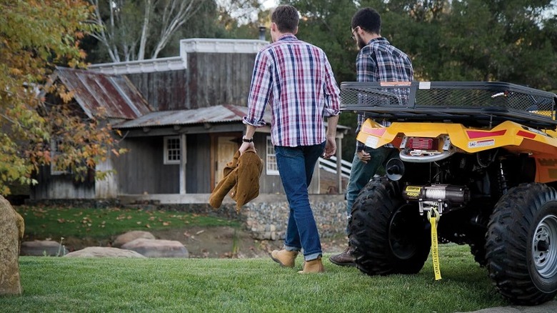정원에서 사륜차를 타고 멀어지는 두 남자.