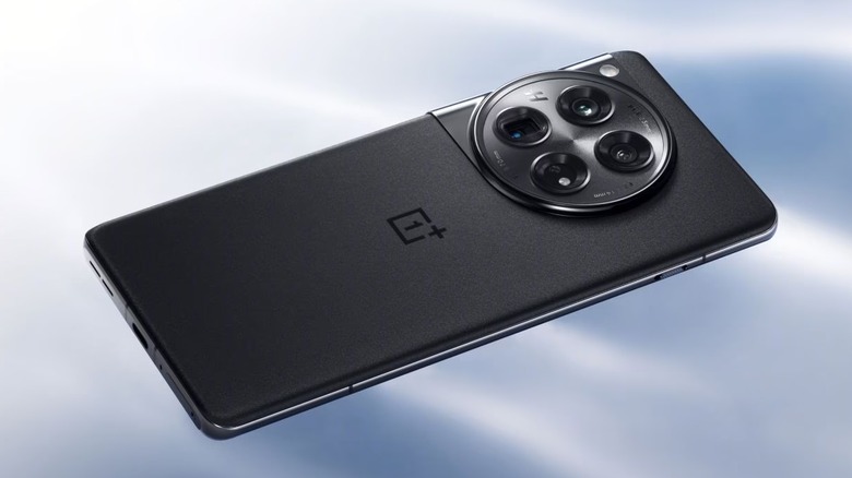 검정색 OnePlus 12의 프로모션 이미지