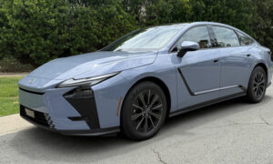 EV 또는 하이브리드, 2026 Lexus ES는 운전 재미보다 편안함을 선택합니다
