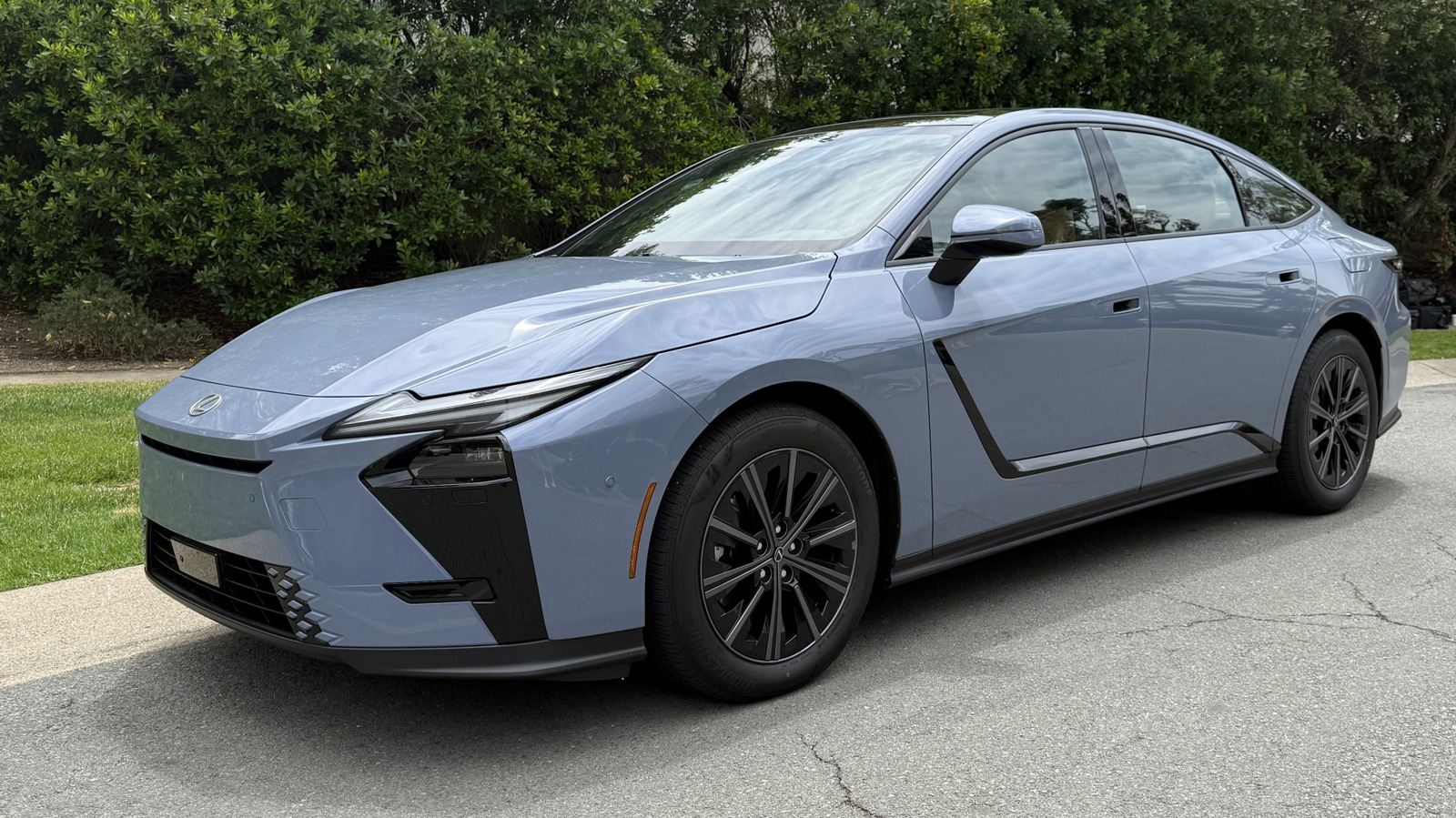 EV 또는 하이브리드, 2026 Lexus ES는 운전 재미보다 편안함을 선택합니다