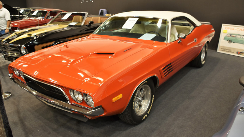 전시실 바닥에 있는 밝은 오렌지색 1973 Dodge Challenger