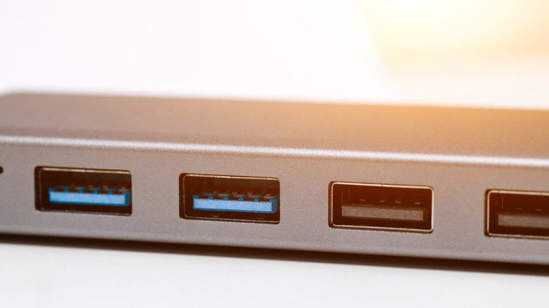 4개의 USB-A 포트가 있는 USB-A 허브; 파란색 2개, 검정색 2개
