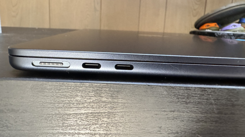 MagSafe 충전 포트 옆에 USB-C 포트 2개가 표시된 Apple MacBook Air M4 클로즈업 사진