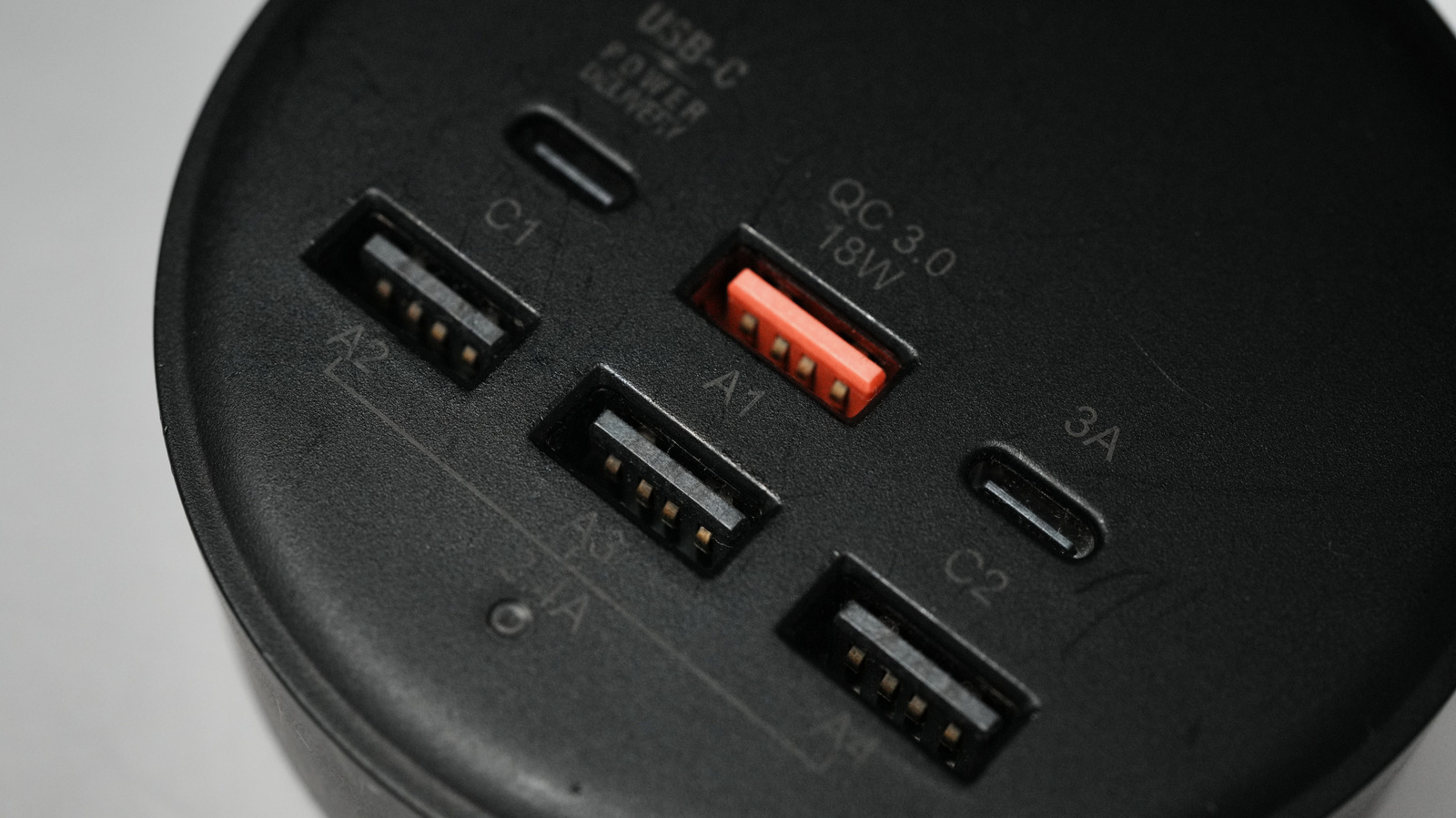 일부 USB 포트는 색상으로 구분되어 있지만 USB-C 포트는 그렇지 않은 이유