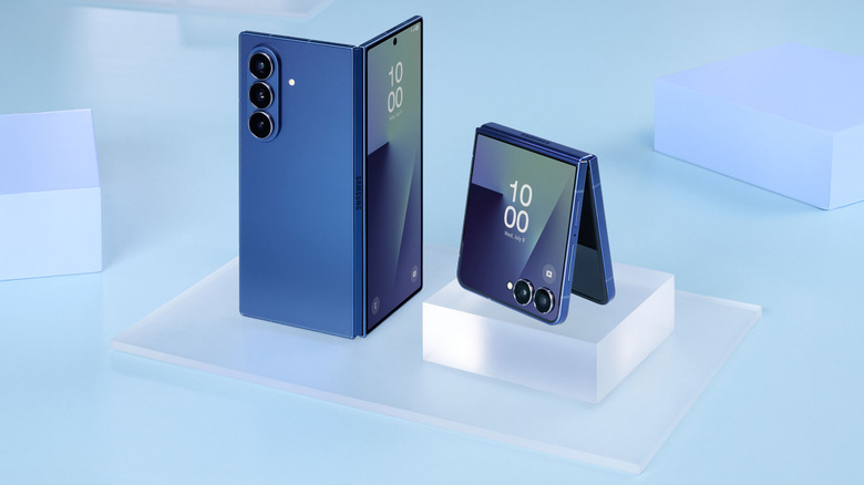 블록 배경에 포즈를 취한 Samsung Galaxy Z Fold 7 및 Z Flip 7