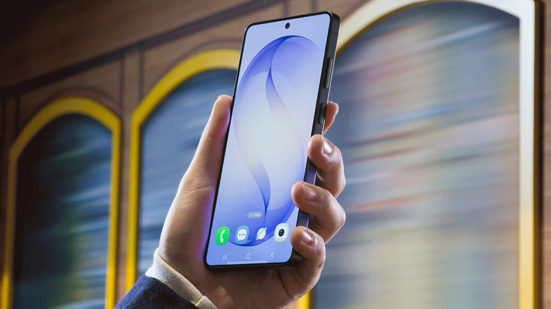 손을 잡고 Samsung Galaxy S26 Ultra