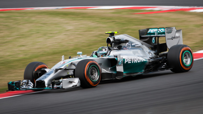 무료 연습 세션 동안 Mercedes Formula One 자동차를 운전하는 Nico Rosberg