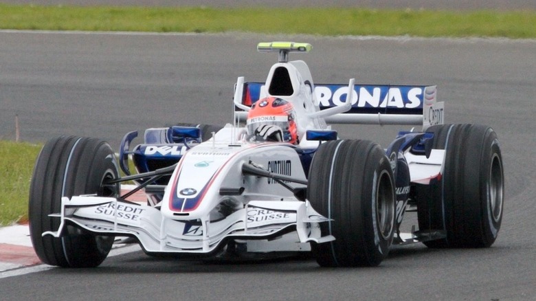 2007년 영국 그랑프리에서 BMW Sauber Formula One 자동차를 운전하는 Robert Kubica