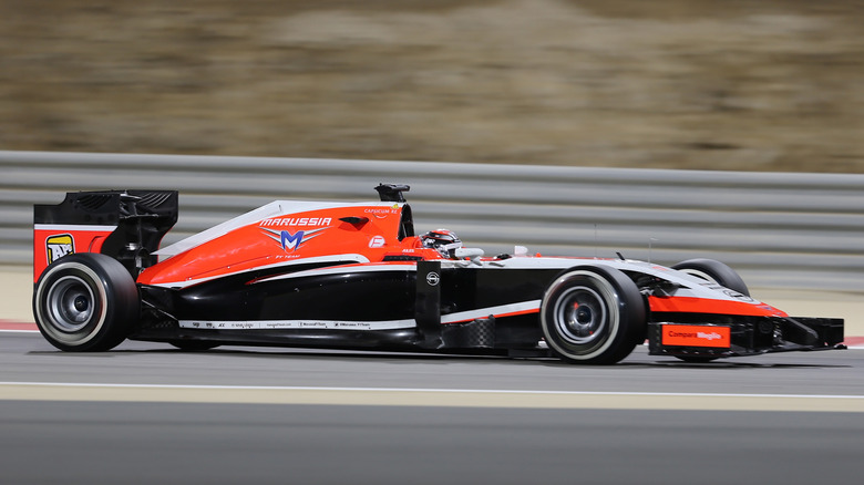 2014년 바레인 그랑프리에서 Marussia Formula One 자동차를 운전하는 Jules Bianchi