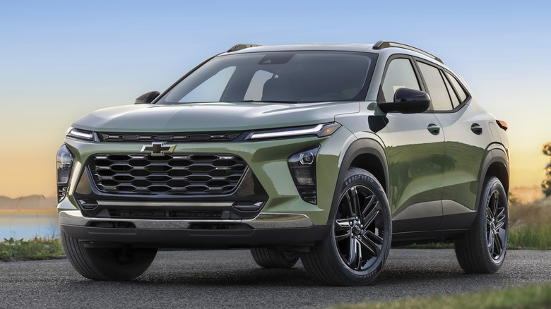 해변에 있는 Chevrolet Trax의 전면 3/4 뷰