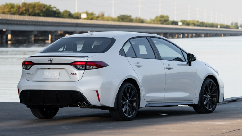 해변을 배경으로 한 Toyota Corolla의 후면 3/4 뷰
