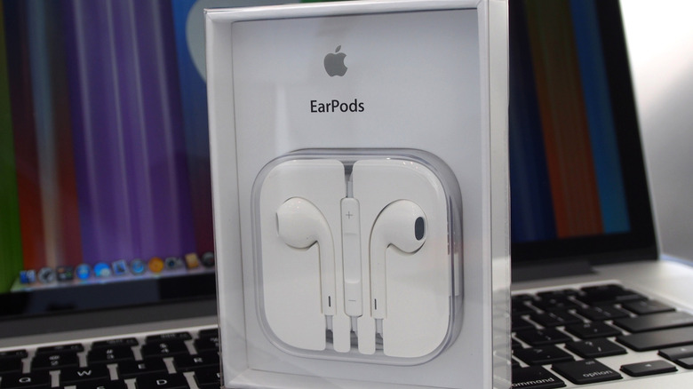 Mac 위에 놓인 Apple EarPods 상자