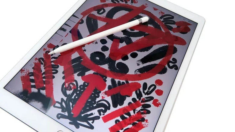 흰색 배경에 Apple Pencil이 있는 ipad pro