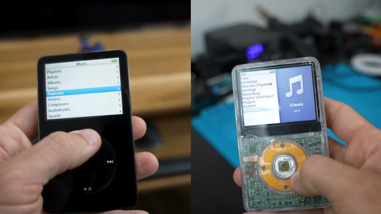 Zac이 원본 iPod과 개조된 iPod을 나란히 비교합니다.