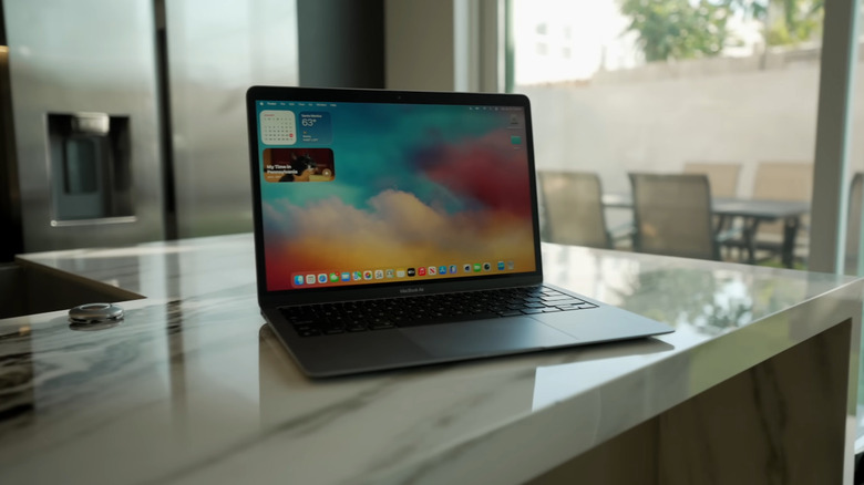가정용 조리대 위의 M1 MacBook Air