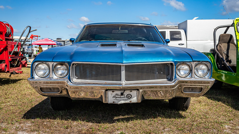 파란색 1970 Buick GS 455 Stage 1의 전면 모습