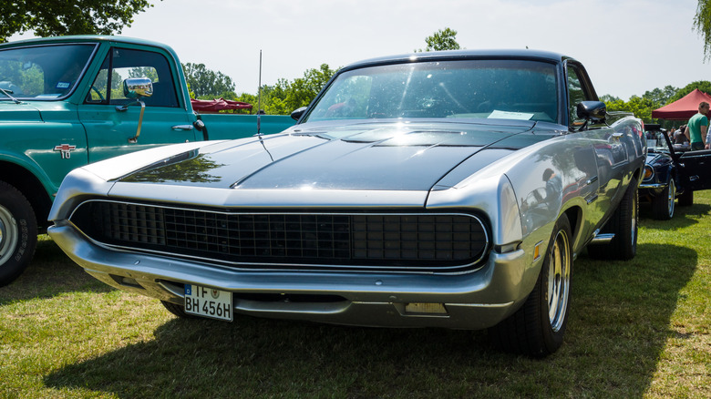 녹색 1970 Ford Ranchero GT의 전면 모습