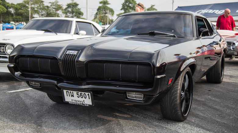 검은색 1970년형 Mercury Cougar Eliminator의 전면 모습