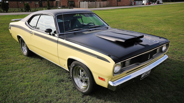 잔디밭에 주차된 투톤 1970년형 Plymouth Duster 340.
