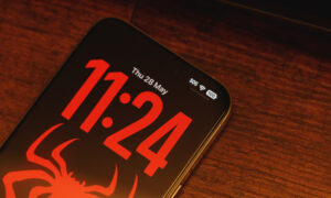 iPhone 잠금 화면의 배터리 아이콘 아래에 있는 줄은 무엇입니까?