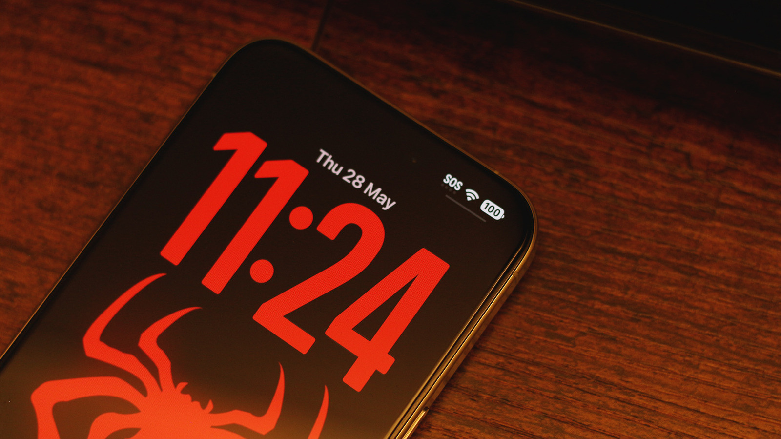 iPhone 잠금 화면의 배터리 아이콘 아래에 있는 줄은 무엇입니까?