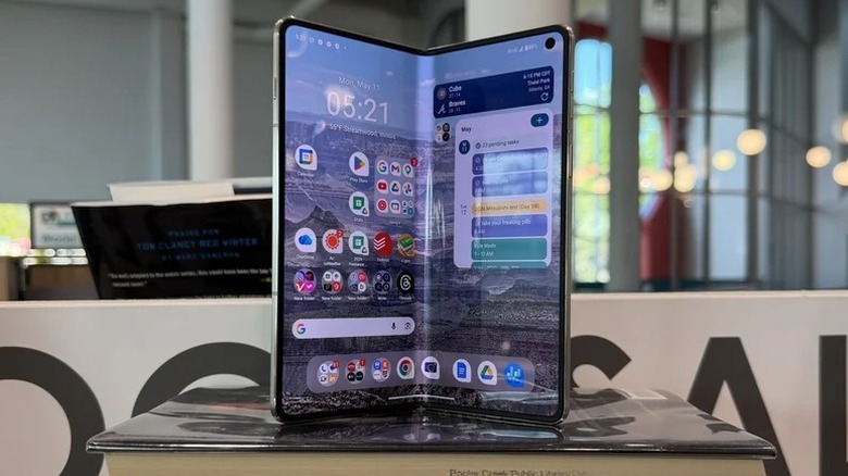 Motorola Razr Fold가 부분적으로 열려 책 위에 포즈를 취한 모습
