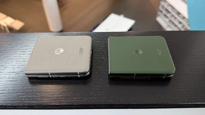 난간에 닫혀 있는 두 대의 Motorola Razr Ultra