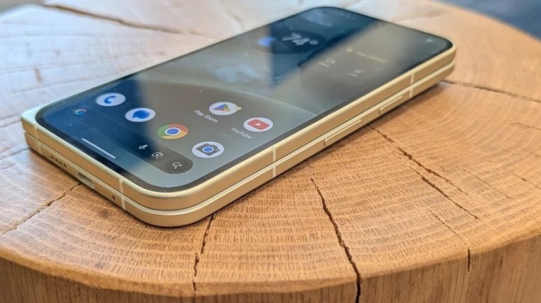 테이블 위에 닫혀 있는 Google Pixel 10 Pro Fold