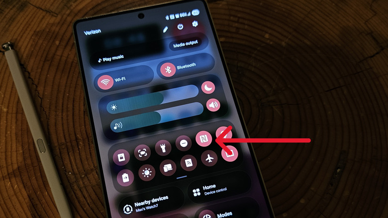 NFC 토글을 가리키는 화살표가 있는 Samsung Galaxy S25 Ultra의 빠른 설정 패널