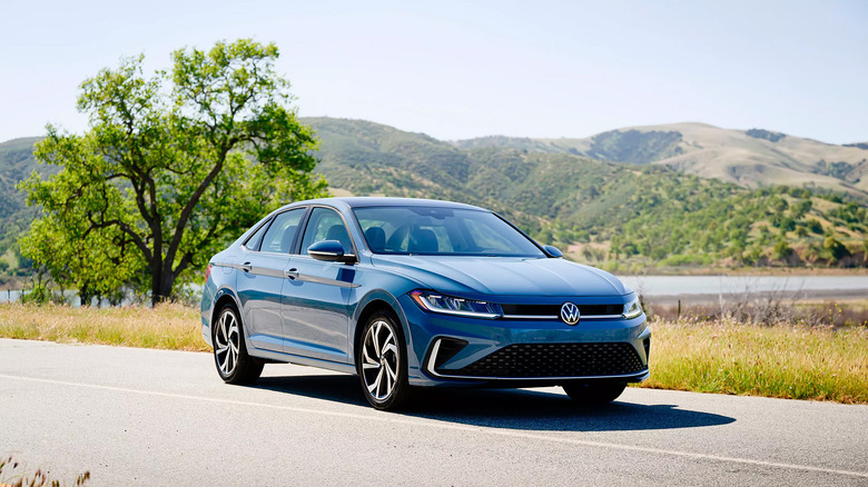 시골길에 있는 파란색 회색 Volkwasgen Jetta