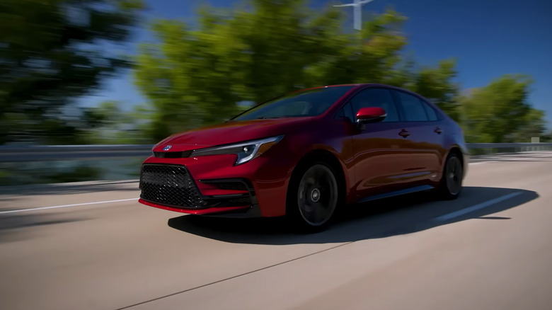 고속도로를 질주하는 빨간색 Toyota Corolla