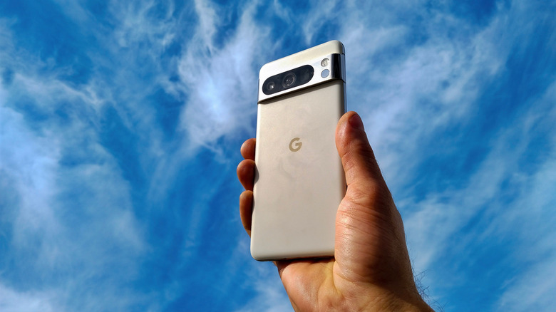 Pixel 8 Pro를 들고 있는 사람