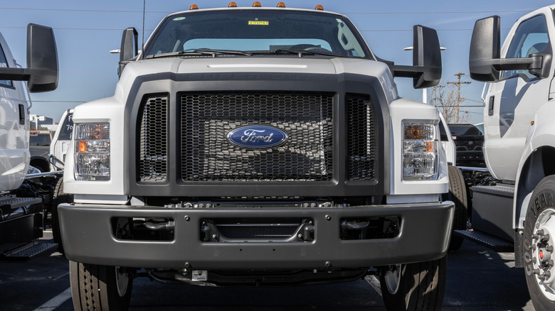 흰색 Ford F-650의 프런트 엔드 클로즈업