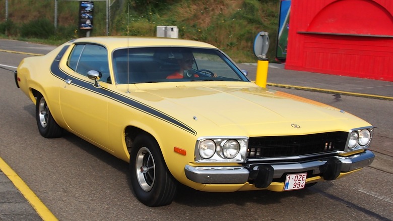 Dukes of Hazard TV 쇼에서 Daisy Duke가 운전한 것과 같은 노란색 1974년형 Plymouth Roadrunner입니다.