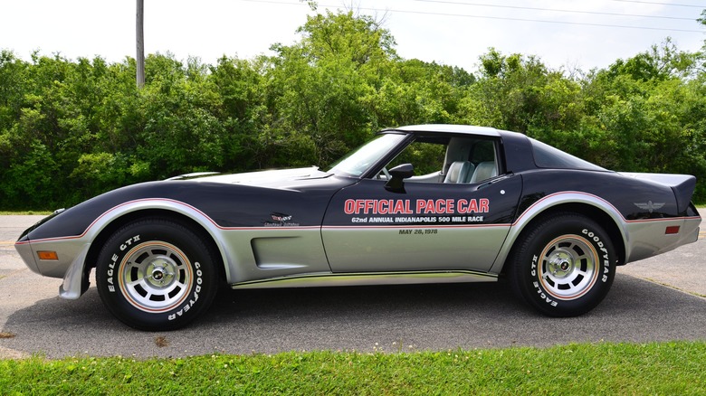 공식 Pace Car 상징색이 적용된 1978년 실버 애니버서리 에디션 콜벳.